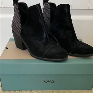 TOMS Black Suede Everly Cutout Bootie | size 8.5